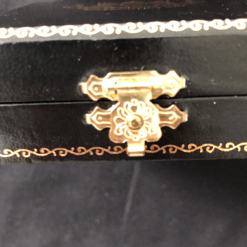 Juicy Couture crystal drop earrings - Picture 4 of 4